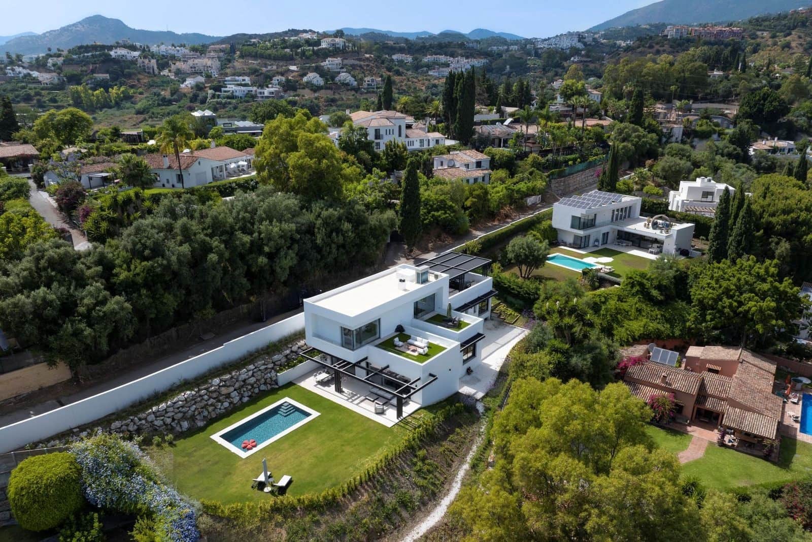 6 bedroom Villa for sale in Benahavis with pool garage - € 2,950,000 (Ref: 9855341)
