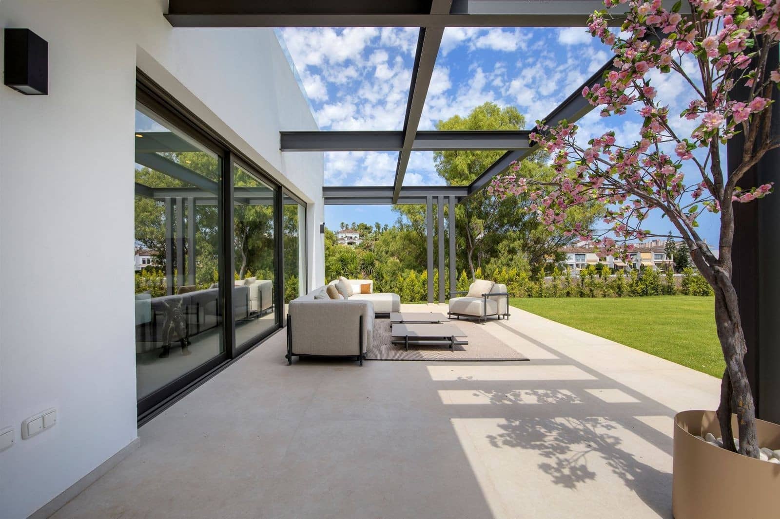6 bedroom Villa for sale in Benahavis with pool garage - € 2,950,000 (Ref: 9855341)
