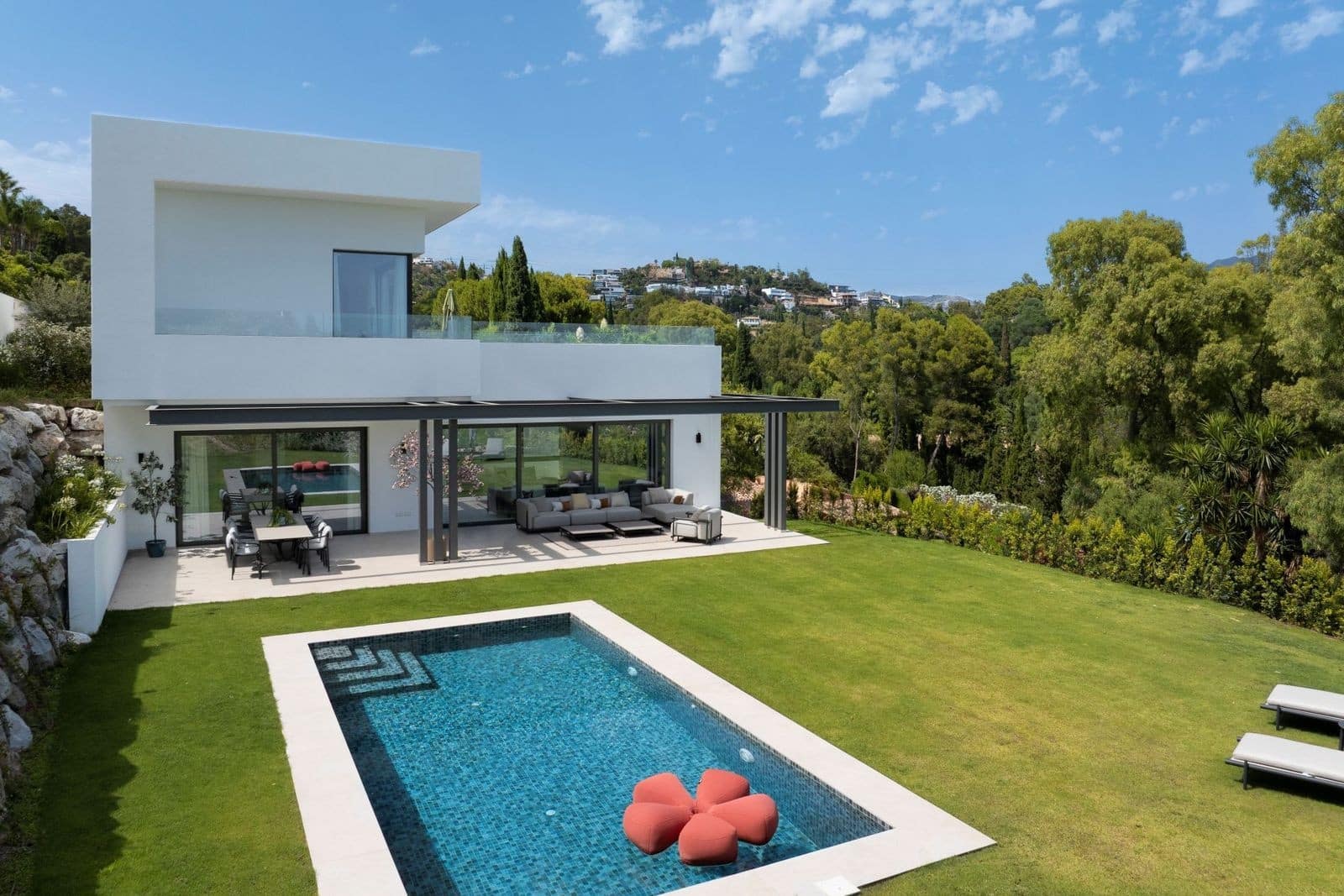 6 bedroom Villa for sale in Benahavis with pool garage - € 2,950,000 (Ref: 9855341)