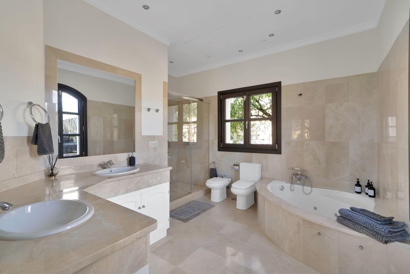 5 sovrum Villa till salu i Benahavis med pool garage - 2 750 000 € (Ref: 9855342)