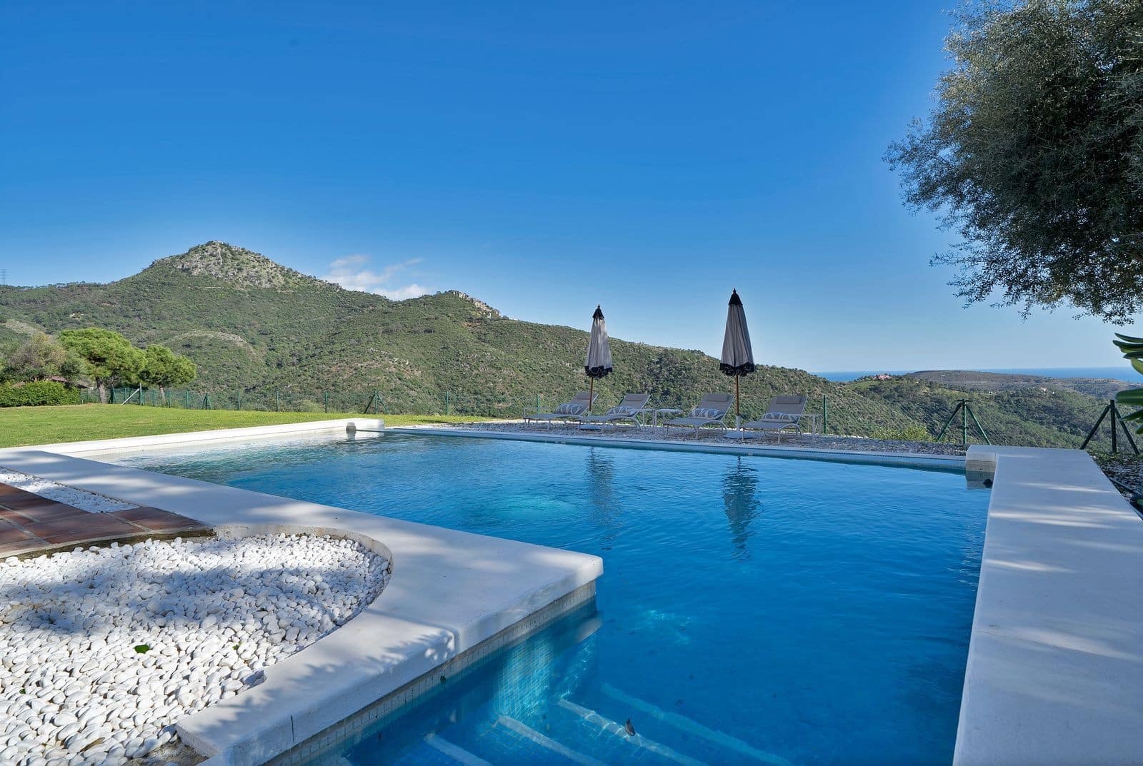 5 sovrum Villa till salu i Benahavis med pool garage - 2 750 000 € (Ref: 9855342)