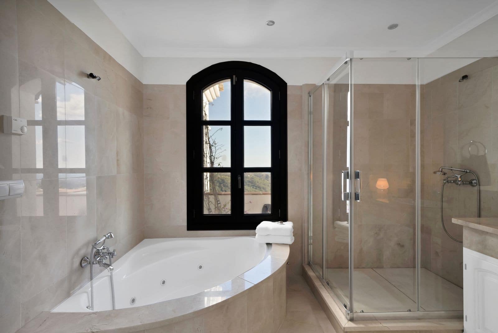5 sovrum Villa till salu i Benahavis med pool garage - 2 750 000 € (Ref: 9855342)
