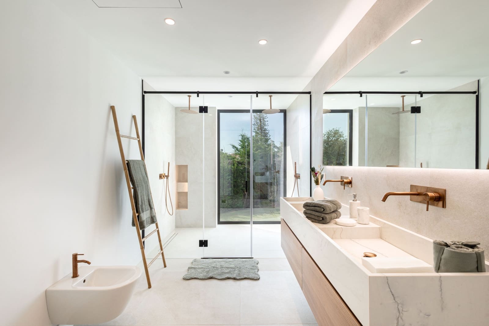4 slaapkamer Villa te koop in Nueva Andalucia met zwembad garage - € 4.200.000 (Ref: 9859874)