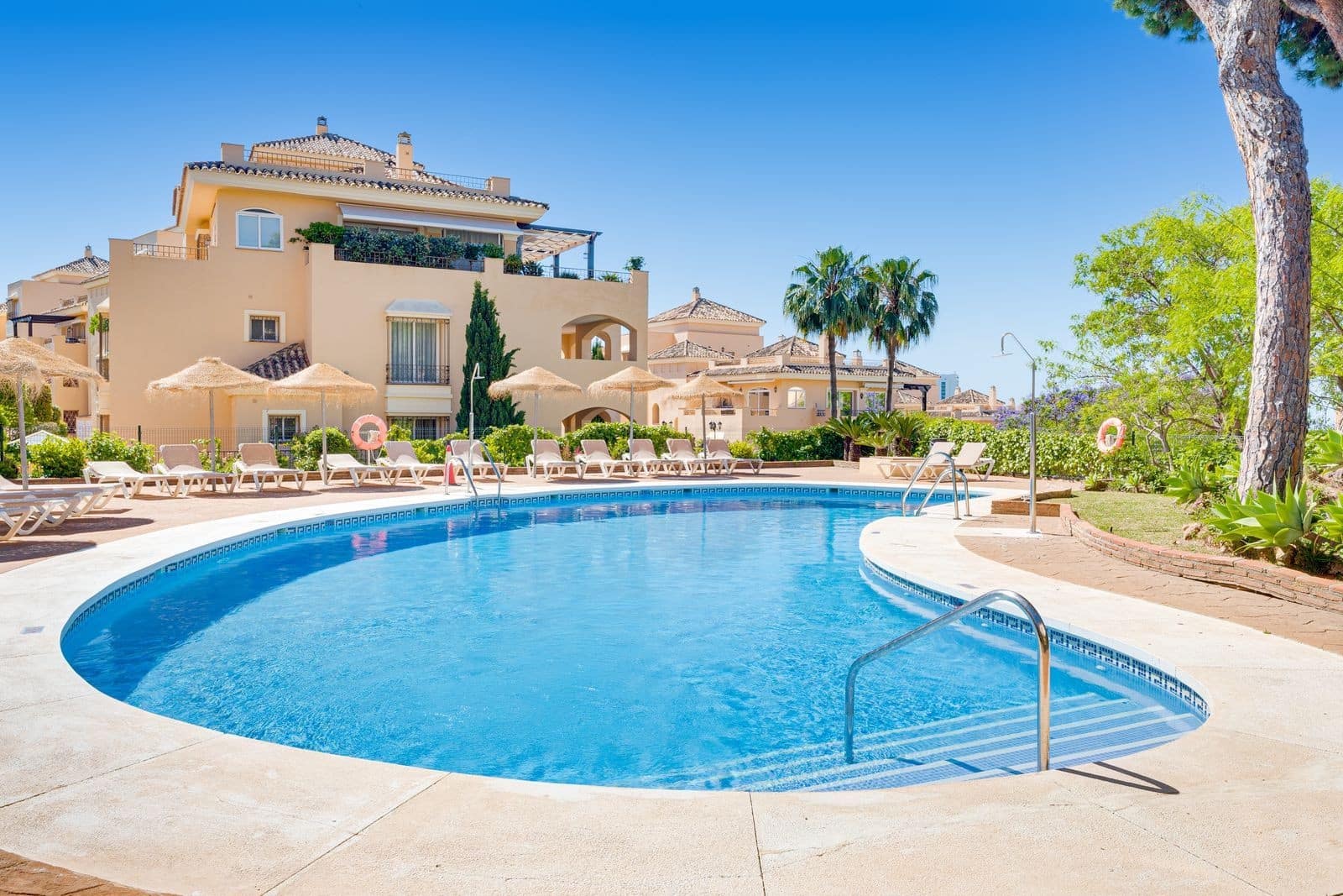 4 chambre Penthouse à vendre à Marbella avec piscine garage - 1 495 000 € (Ref: 9859877)