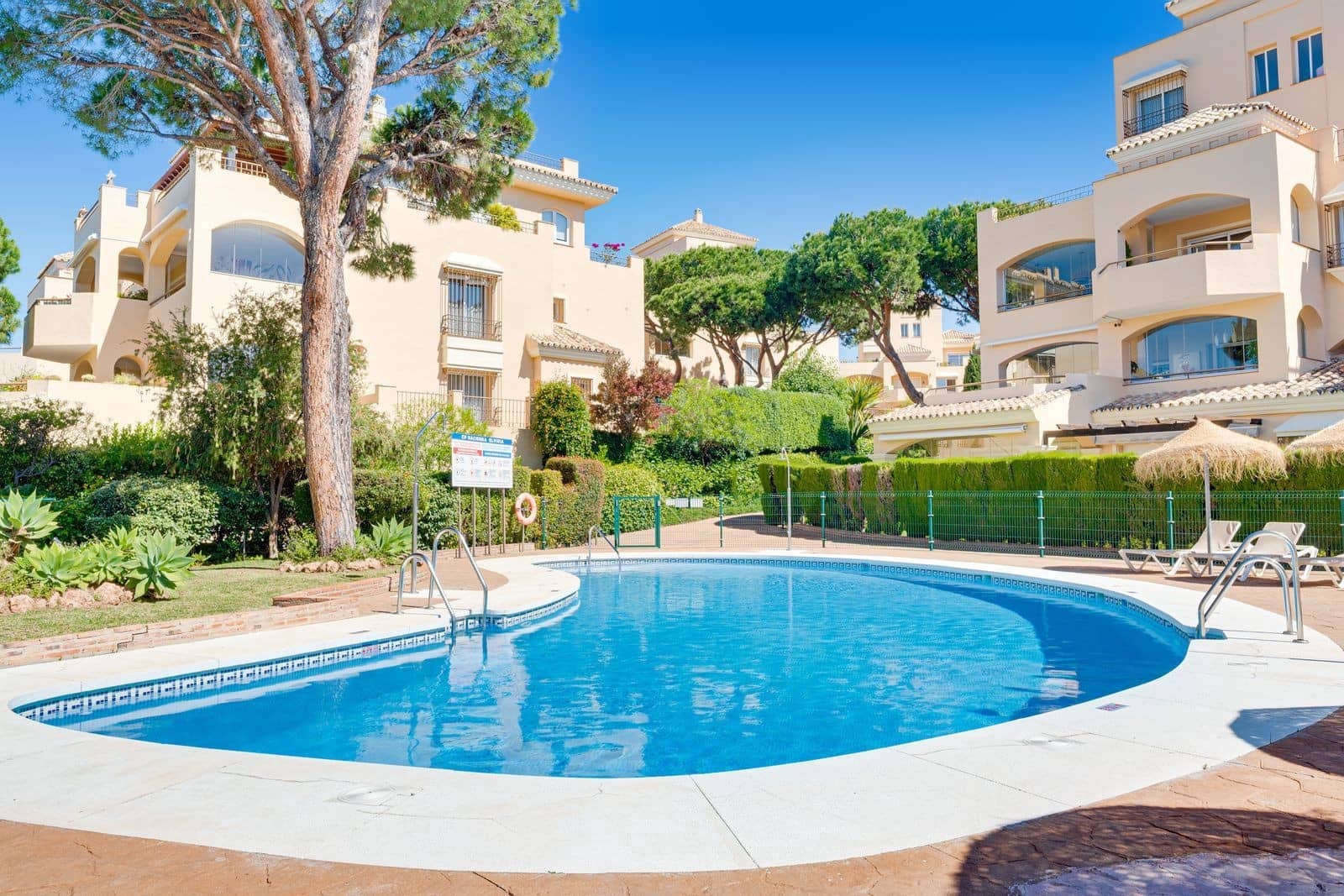 4 chambre Penthouse à vendre à Marbella avec piscine garage - 1 495 000 € (Ref: 9859877)