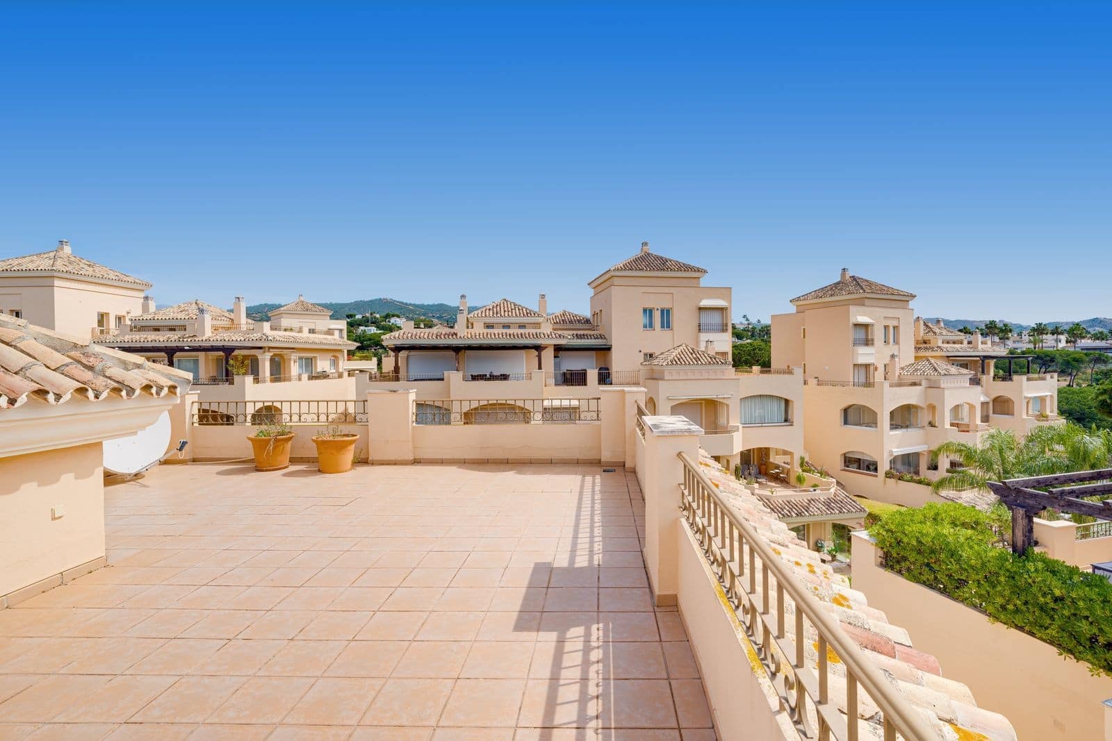 4 chambre Penthouse à vendre à Marbella avec piscine garage - 1 495 000 € (Ref: 9859877)