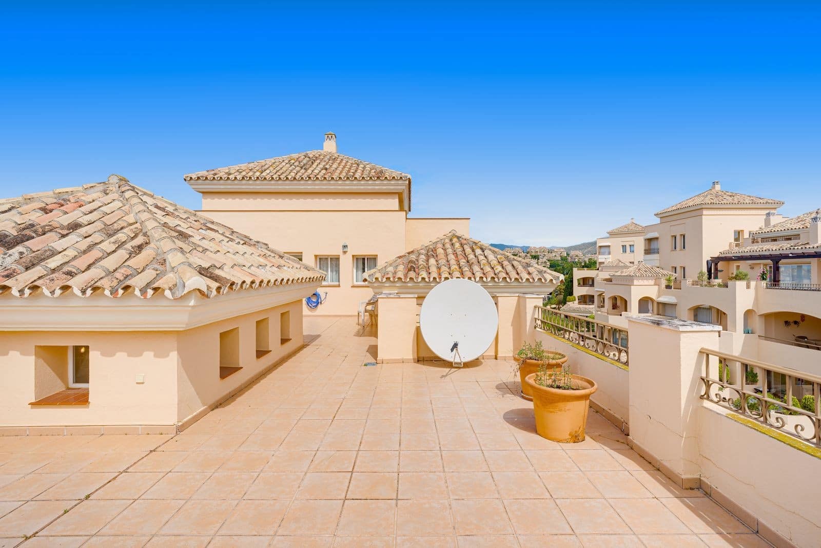 4 chambre Penthouse à vendre à Marbella avec piscine garage - 1 495 000 € (Ref: 9859877)