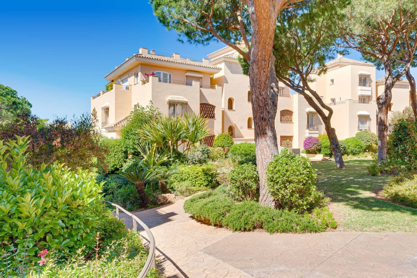 4 chambre Penthouse à vendre à Marbella avec piscine garage - 1 495 000 € (Ref: 9859877)