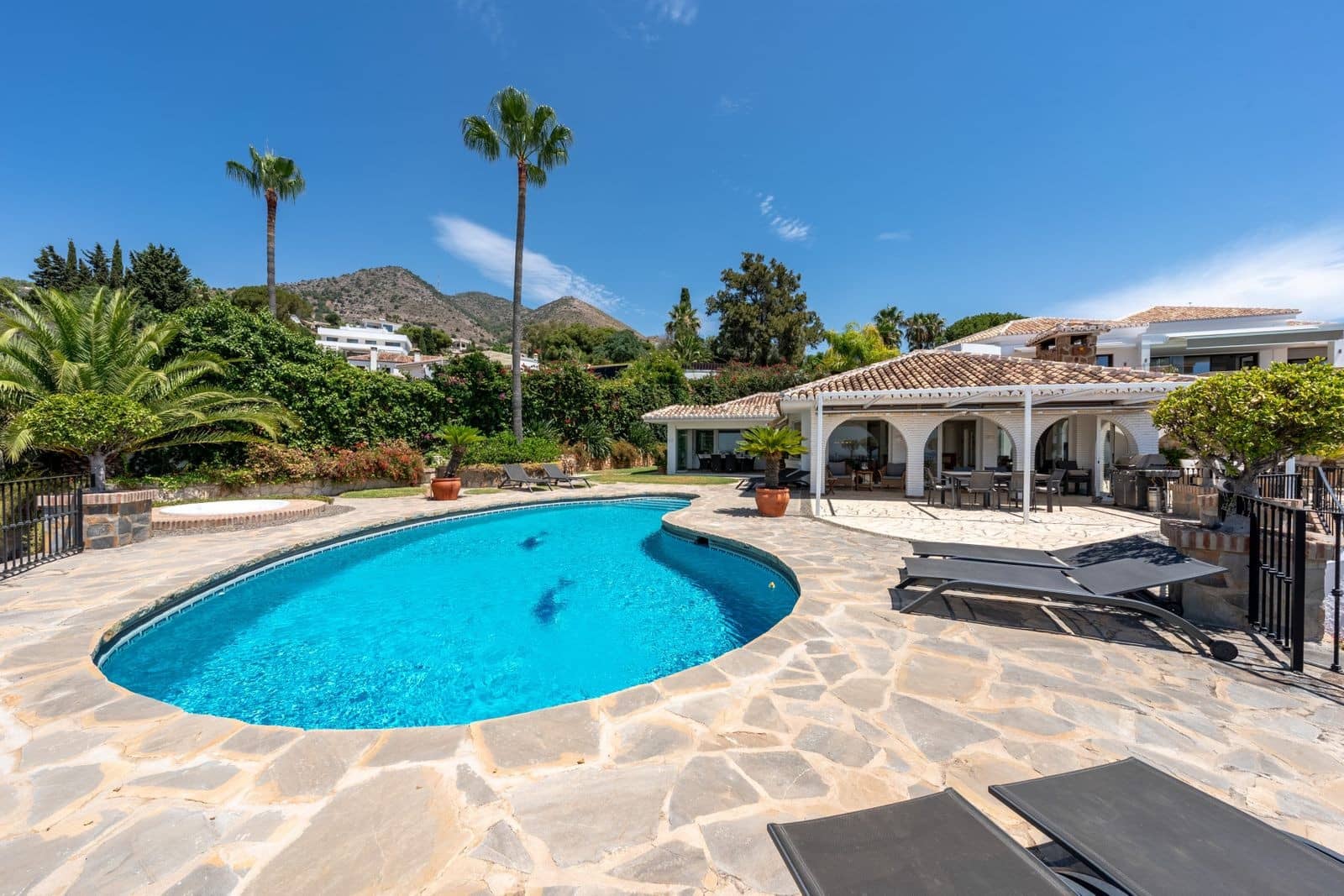 4 bedroom Villa for sale in Benalmadena with pool garage - € 2,695,000 (Ref: 9859878)