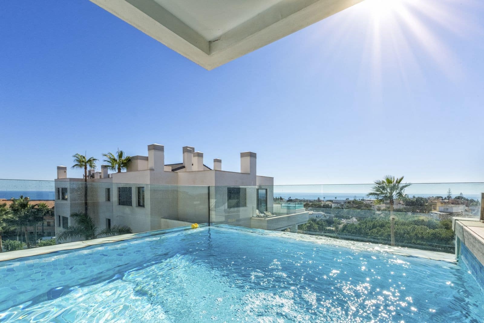 2 bedroom Apartment for sale in Mijas Costa with pool garage - € 599,000 (Ref: 9861765)