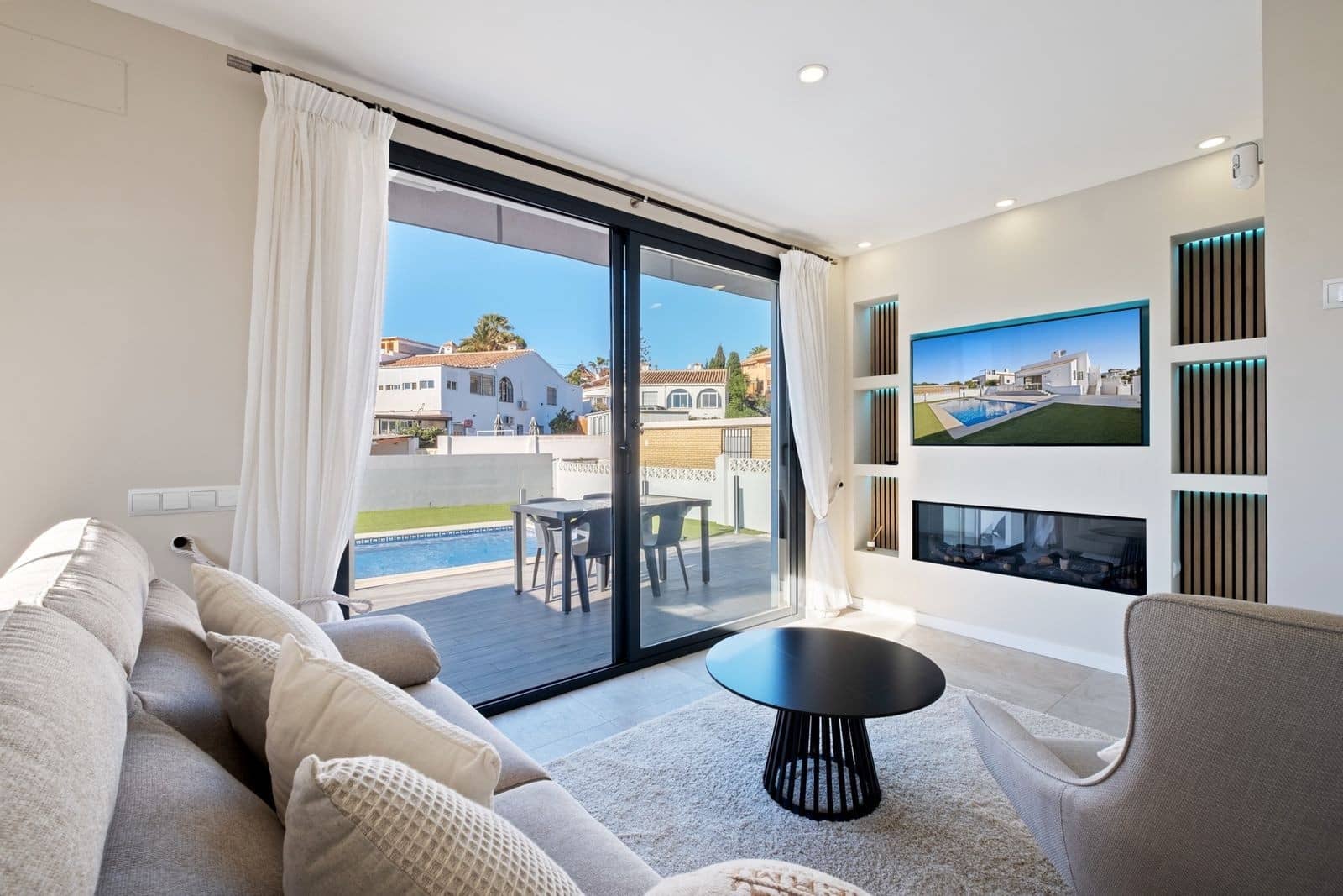 5 bedroom Villa for sale in El Faro with pool garage - € 799,950 (Ref: 9861767)