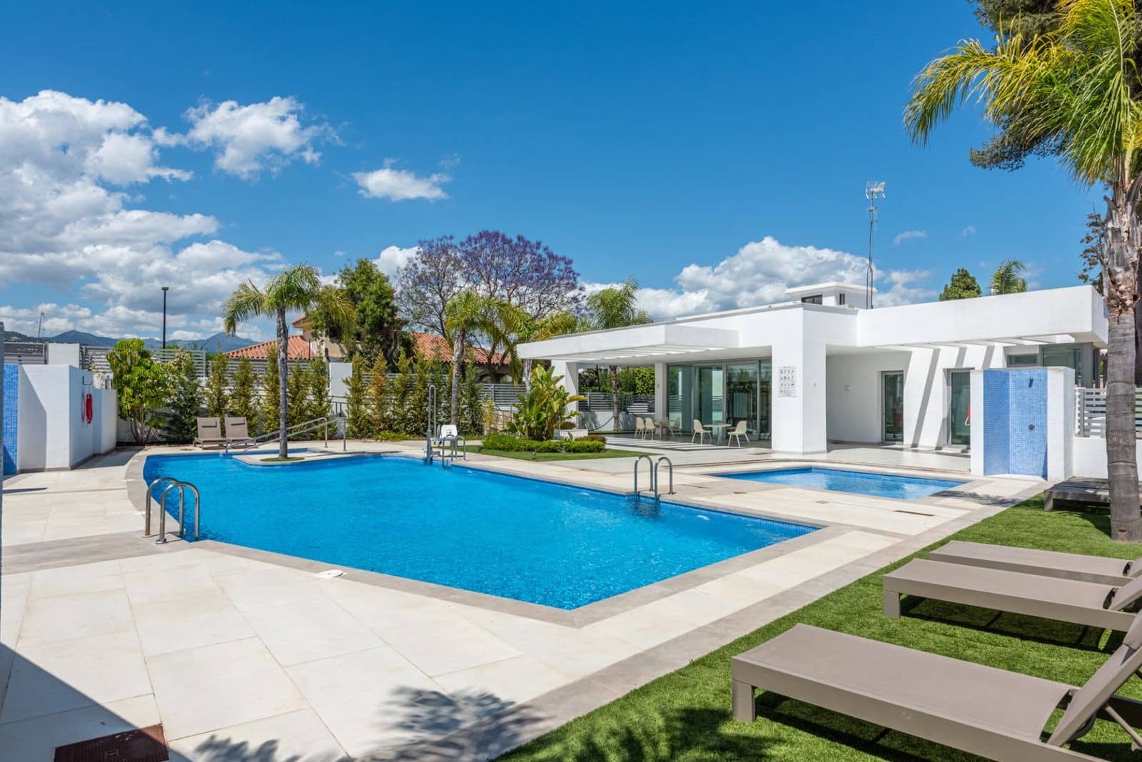4 soveværelse Semi-Rækkehus til salg i San Pedro de Alcantara med swimmingpool garage - € 1.395.000 (Ref: 9861769)