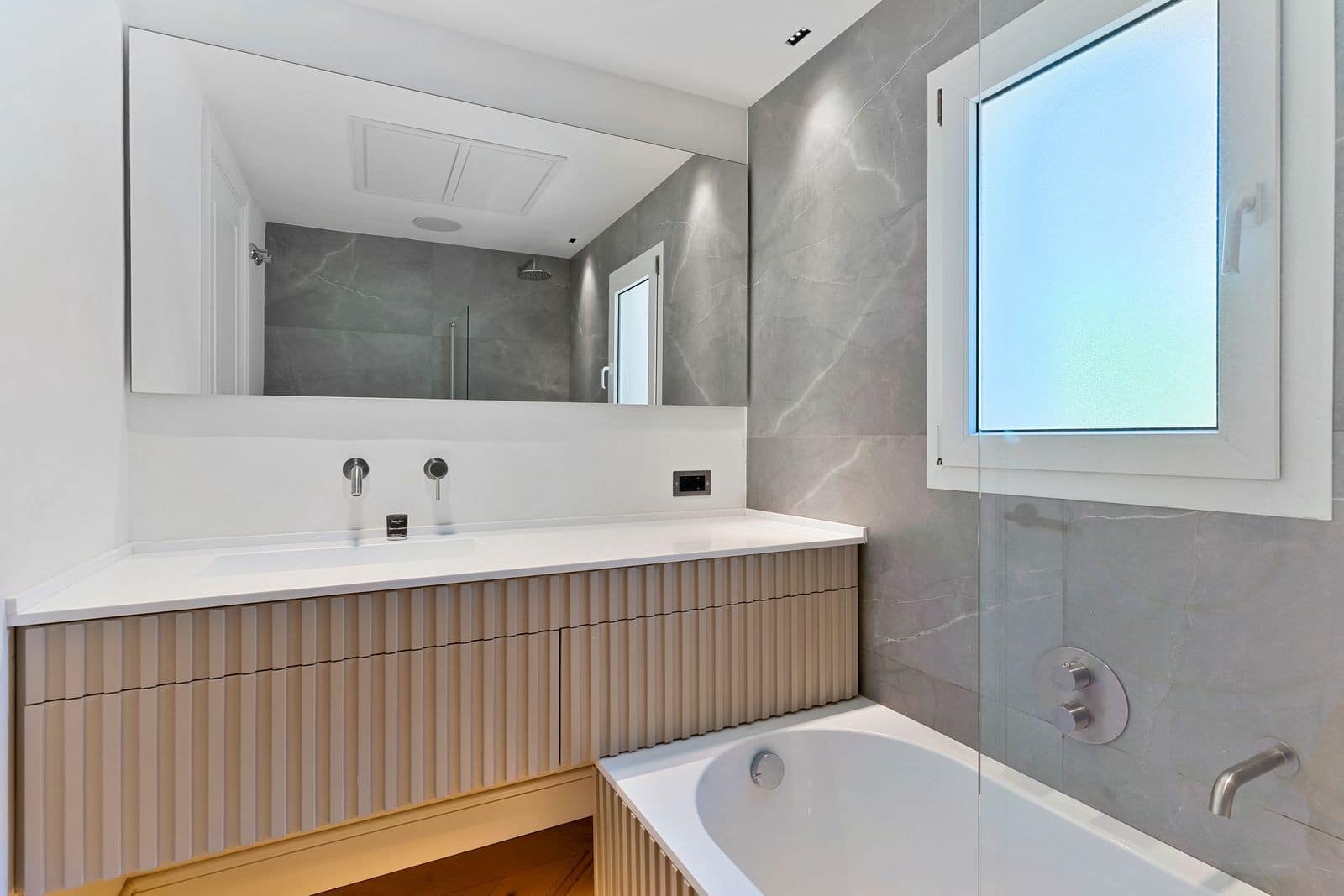 4 bedroom Semi-detached Villa for sale in Marbella with pool garage - € 1,195,000 (Ref: 9861772)