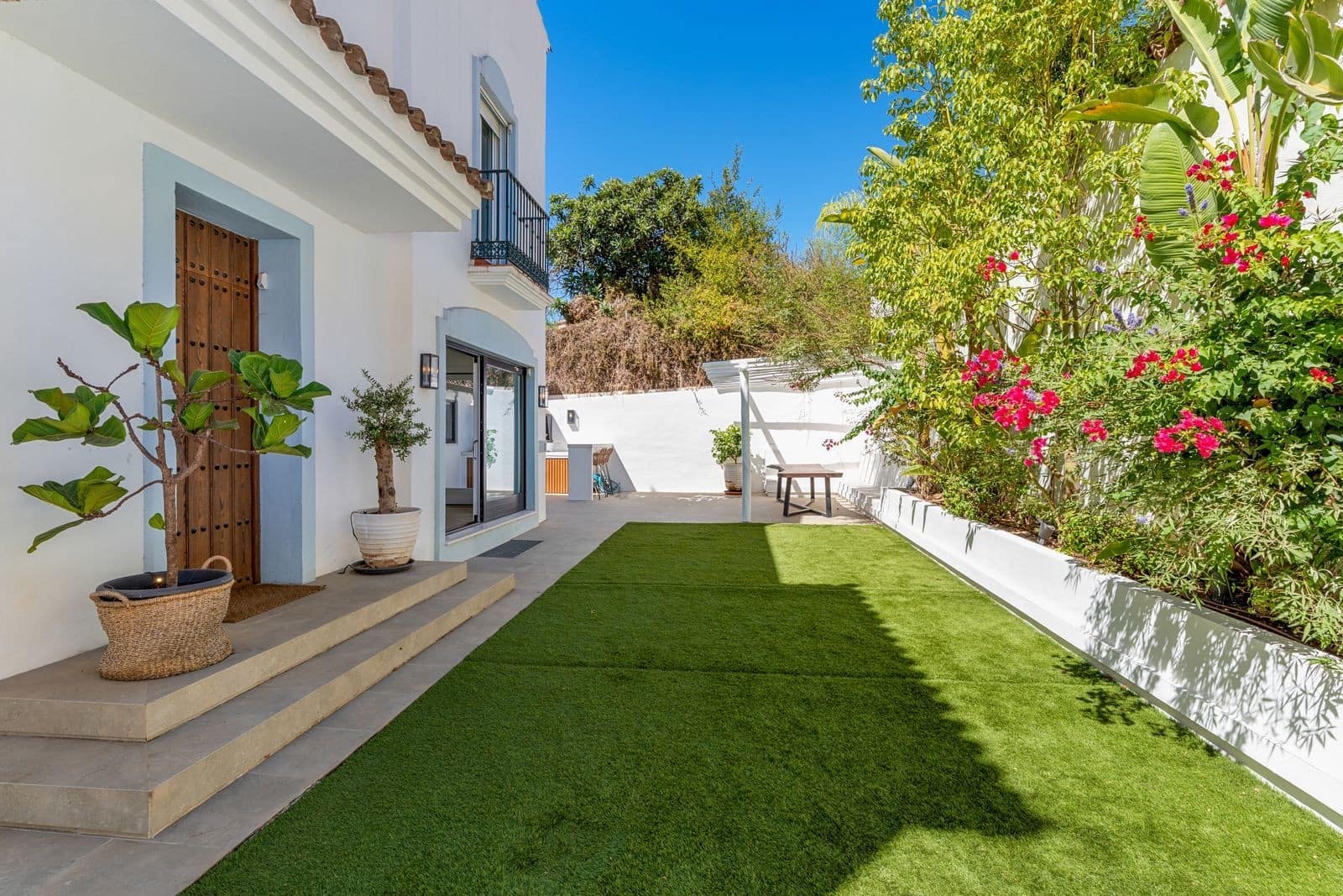 4 bedroom Semi-detached Villa for sale in Marbella with pool garage - € 1,195,000 (Ref: 9861772)