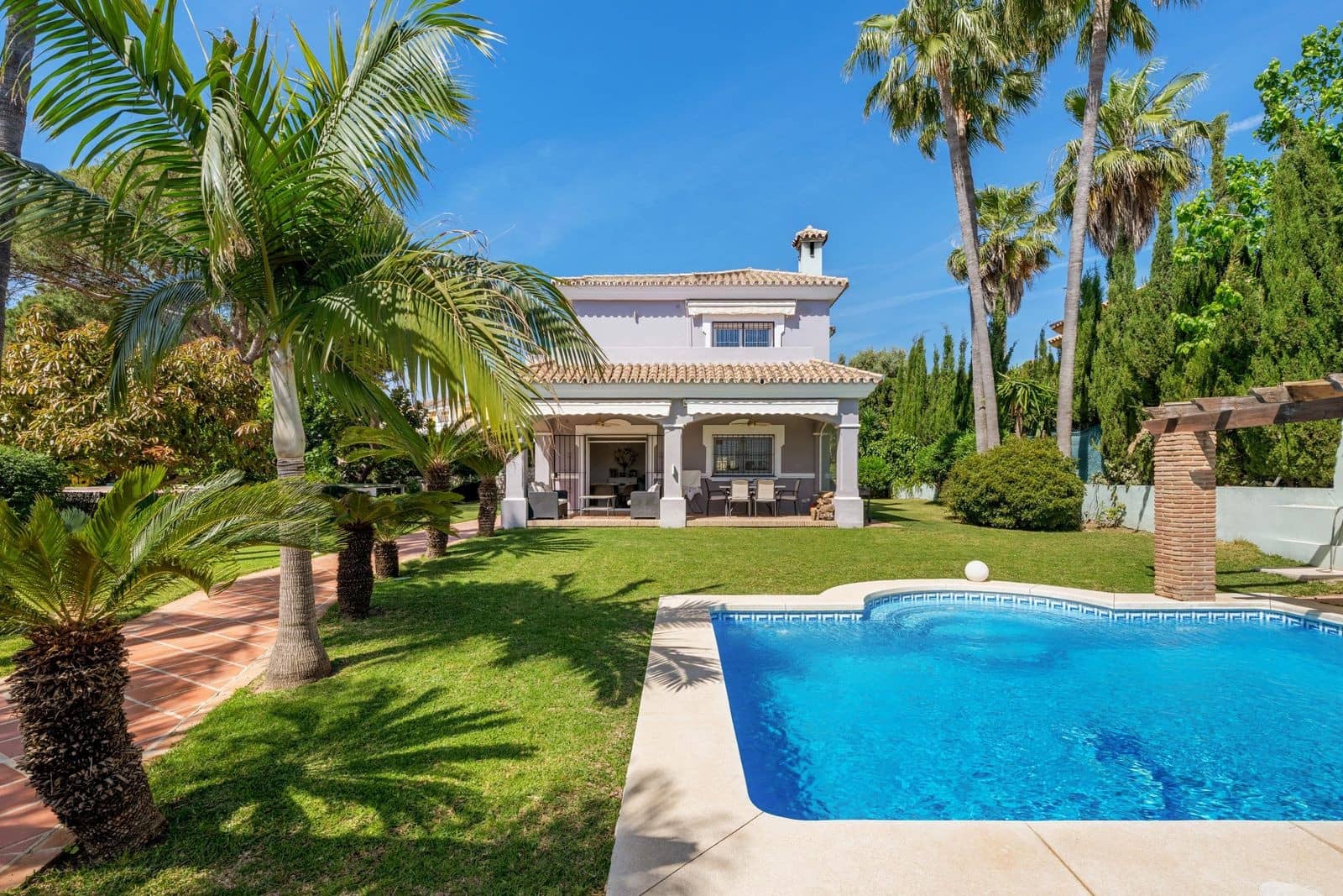 3 soverom Villa til salgs i Estepona med svømmebasseng garasje - € 1 295 000 (Ref: 9861780)