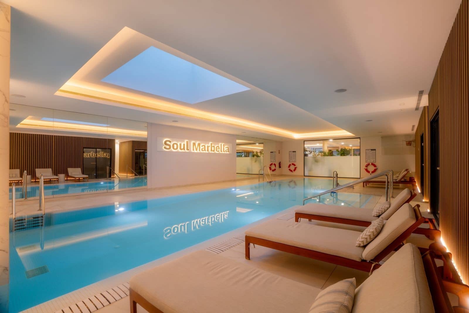 3 sypialnia Apartament na sprzedaż w Marbella z basenem garażem - 1 795 000 € (Ref: 9861784)