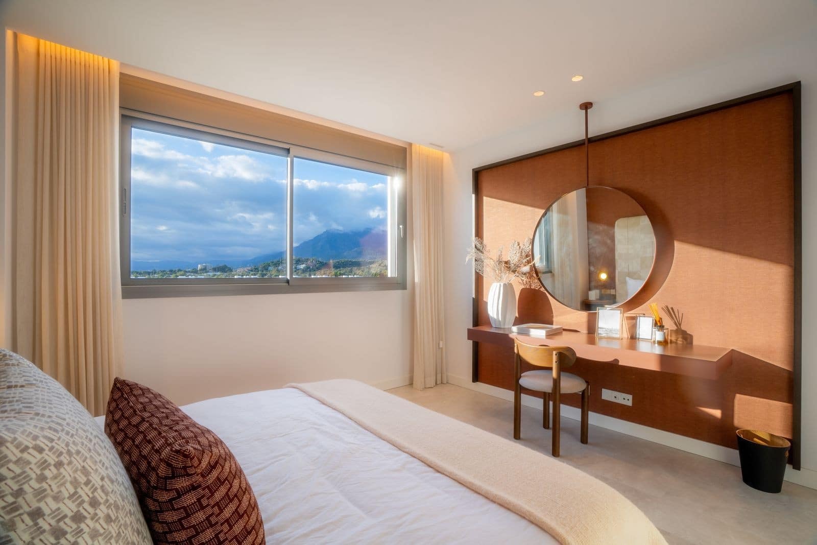 3 sypialnia Apartament na sprzedaż w Marbella z basenem garażem - 1 795 000 € (Ref: 9861784)