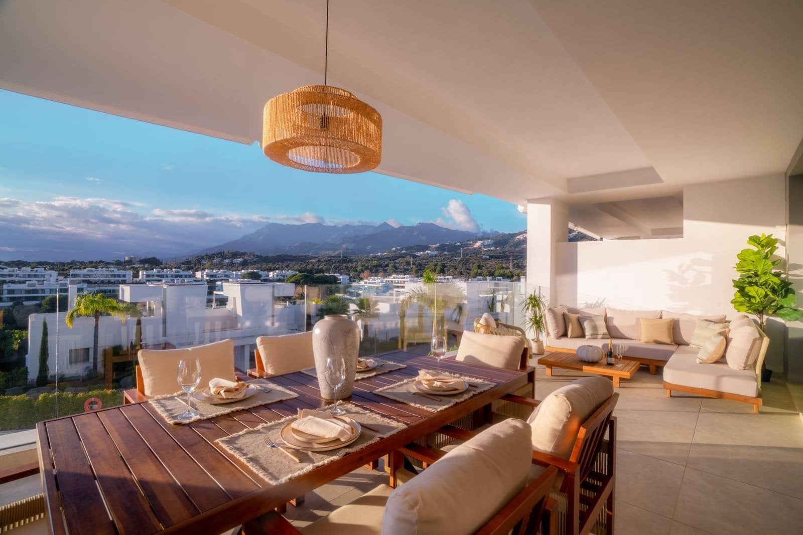 3 sypialnia Apartament na sprzedaż w Marbella z basenem garażem - 1 795 000 € (Ref: 9861784)
