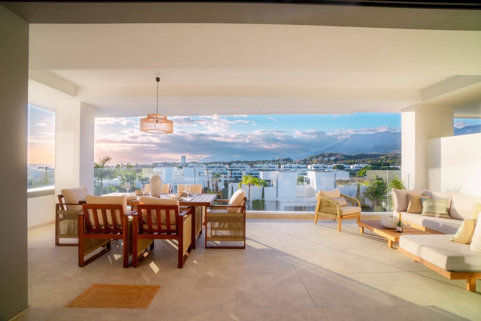 3 sypialnia Apartament na sprzedaż w Marbella z basenem garażem - 1 795 000 € (Ref: 9861784)