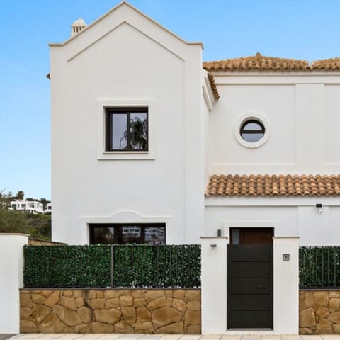 4 soveværelse Semi-Rækkehus til salg i La Cala de Mijas, Mijas med swimmingpool garage - € 995.000 (Ref: 9865078)
