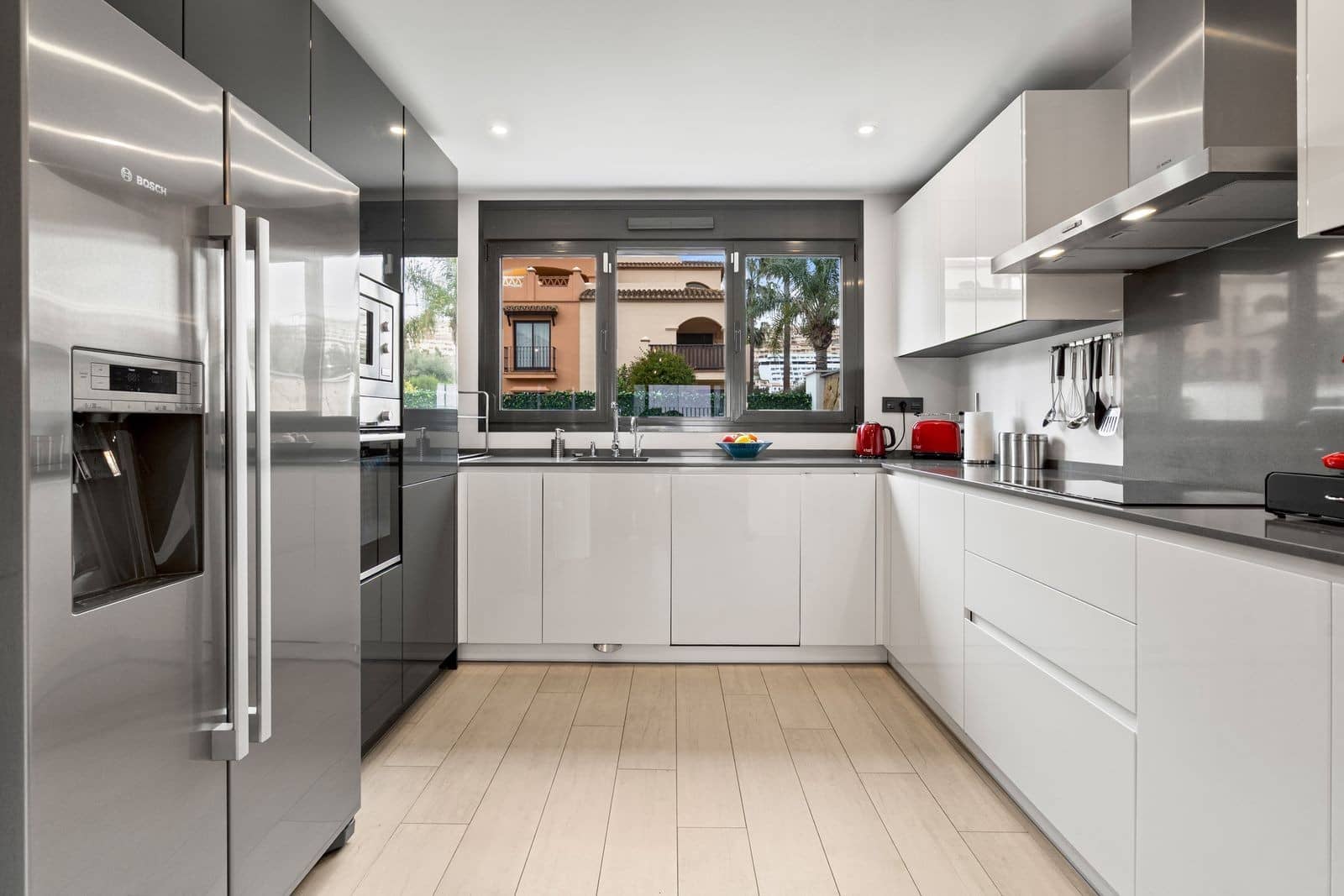4 soveværelse Semi-Rækkehus til salg i La Cala de Mijas med swimmingpool garage - € 995.000 (Ref: 9865078)