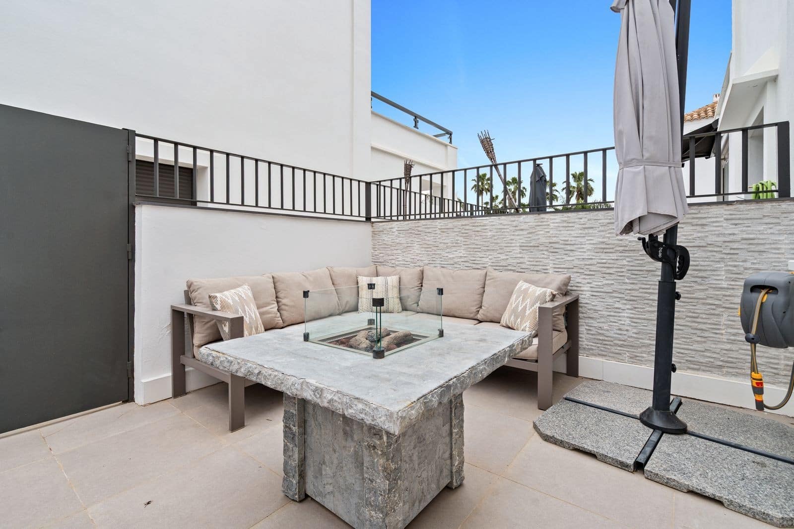 4 soveværelse Semi-Rækkehus til salg i La Cala de Mijas med swimmingpool garage - € 995.000 (Ref: 9865078)