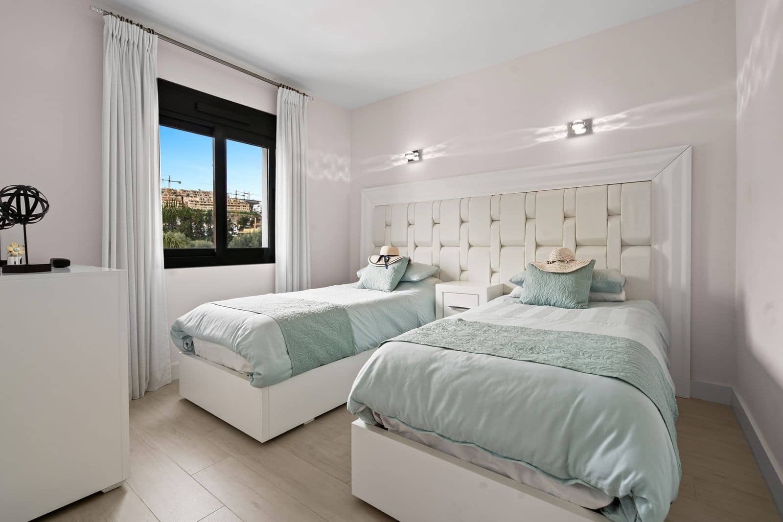4 soveværelse Semi-Rækkehus til salg i La Cala de Mijas med swimmingpool garage - € 995.000 (Ref: 9865078)