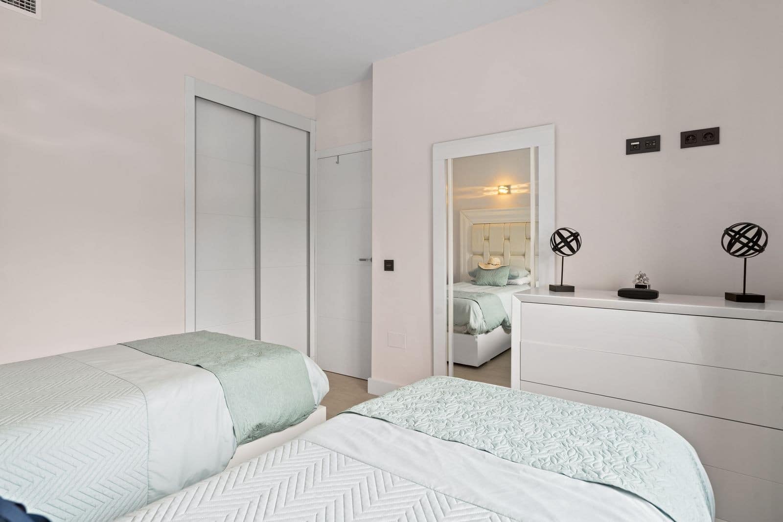 4 soveværelse Semi-Rækkehus til salg i La Cala de Mijas med swimmingpool garage - € 995.000 (Ref: 9865078)