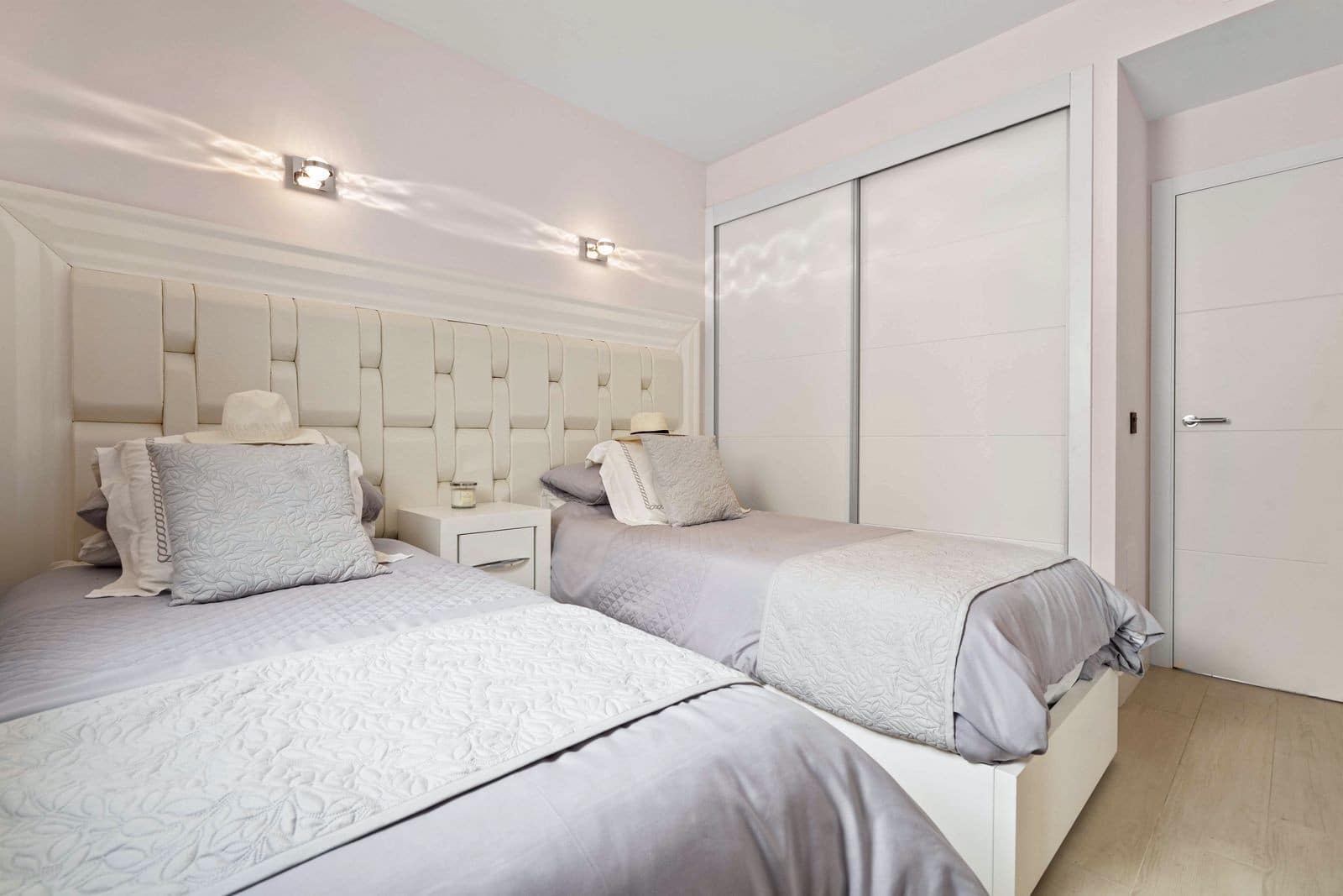 4 soveværelse Semi-Rækkehus til salg i La Cala de Mijas med swimmingpool garage - € 995.000 (Ref: 9865078)