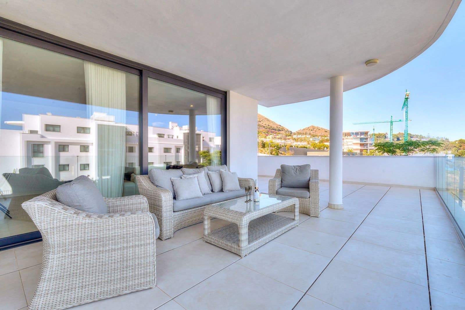 Apartamento de 3 habitaciones en Fuengirola en venta con piscina garaje - 729.995 € (Ref: 9865079)
