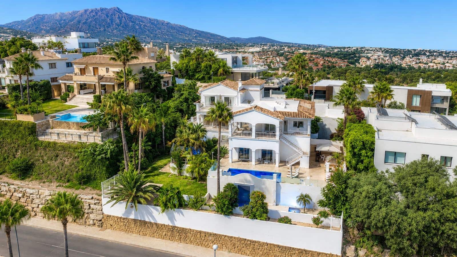 5 bedroom Villa for sale in Benahavis with pool garage - € 2,690,000 (Ref: 9873176)