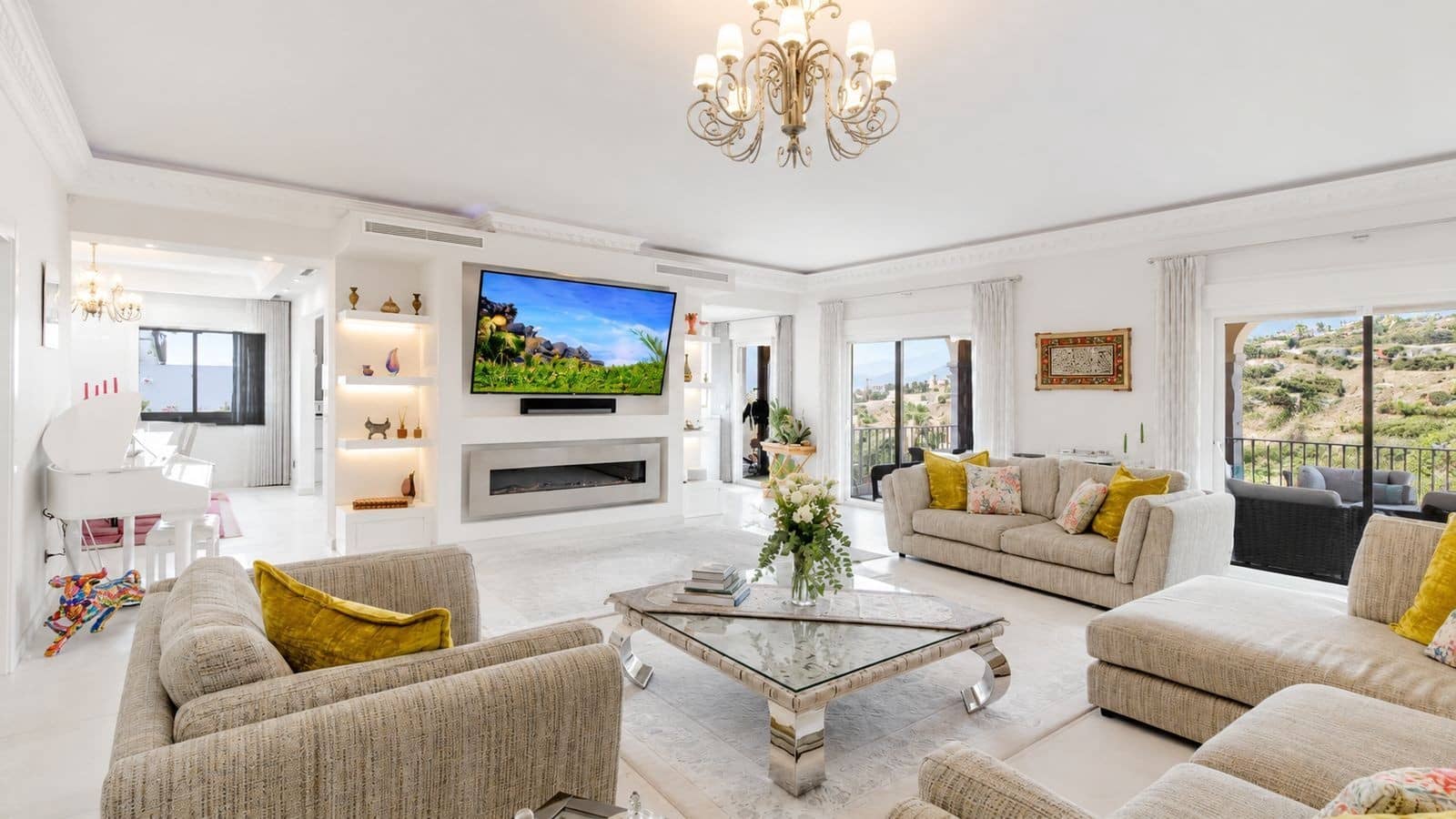 5 bedroom Villa for sale in Benahavis with pool garage - € 2,690,000 (Ref: 9873176)