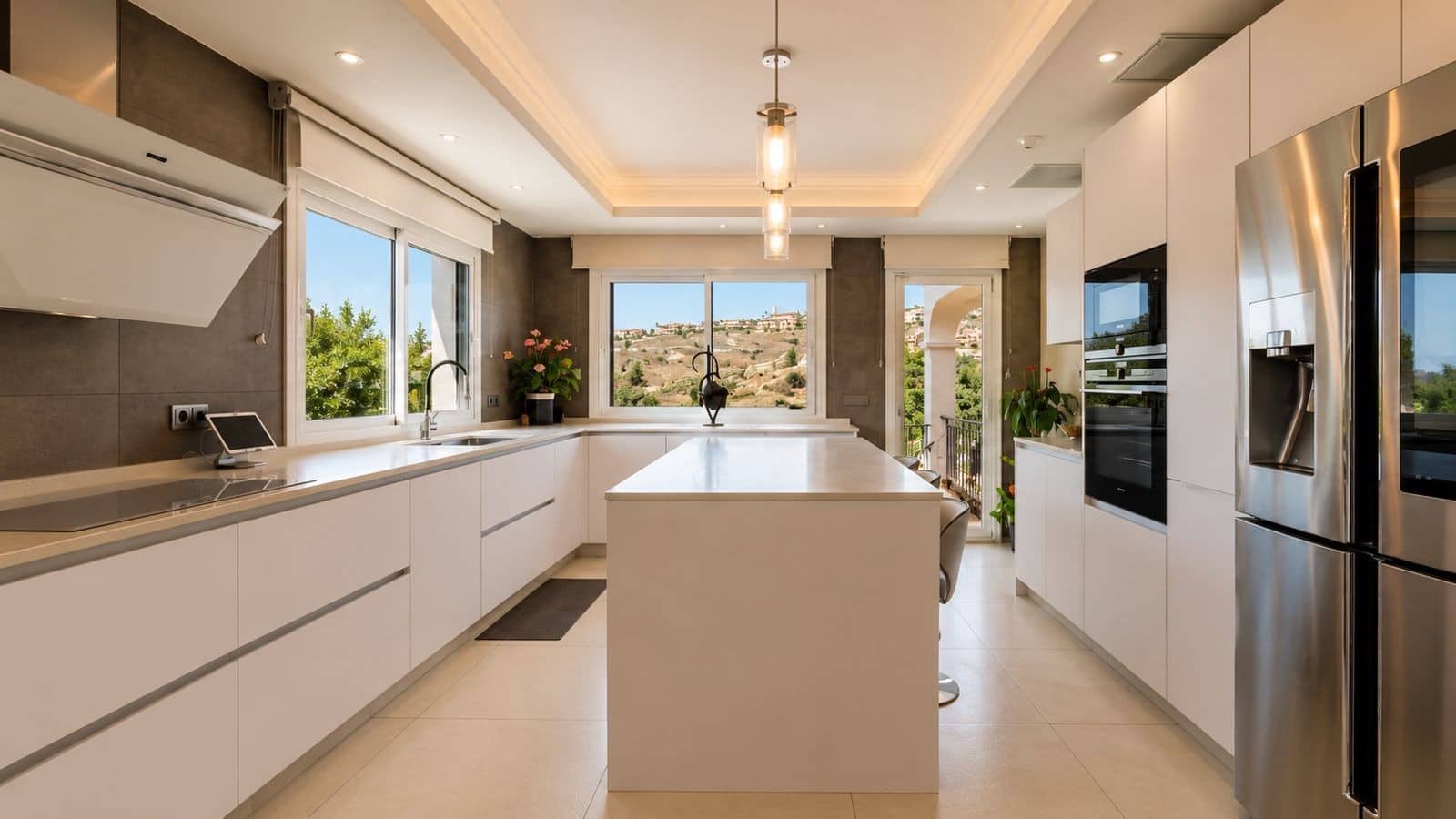 5 bedroom Villa for sale in Benahavis with pool garage - € 2,690,000 (Ref: 9873176)
