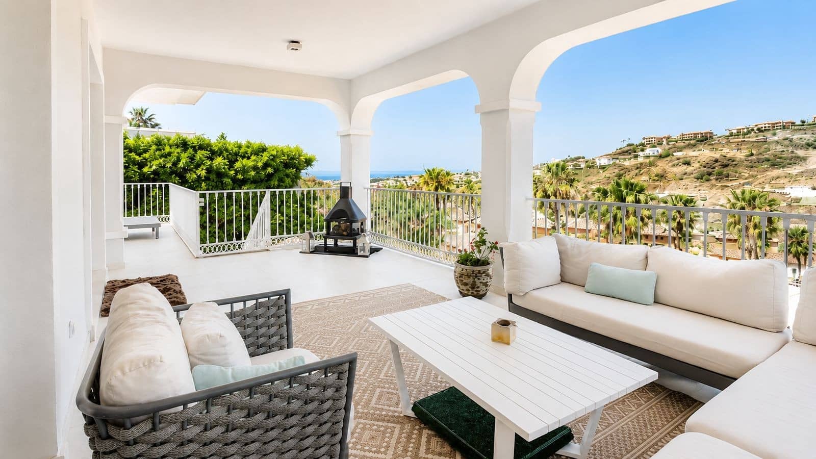5 bedroom Villa for sale in Benahavis with pool garage - € 2,690,000 (Ref: 9873176)