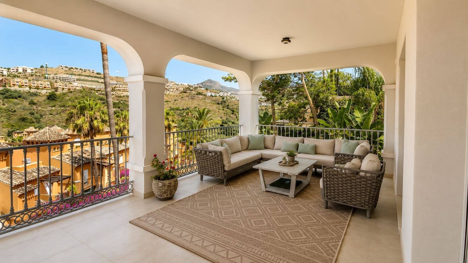 5 bedroom Villa for sale in Benahavis with pool garage - € 2,690,000 (Ref: 9873176)