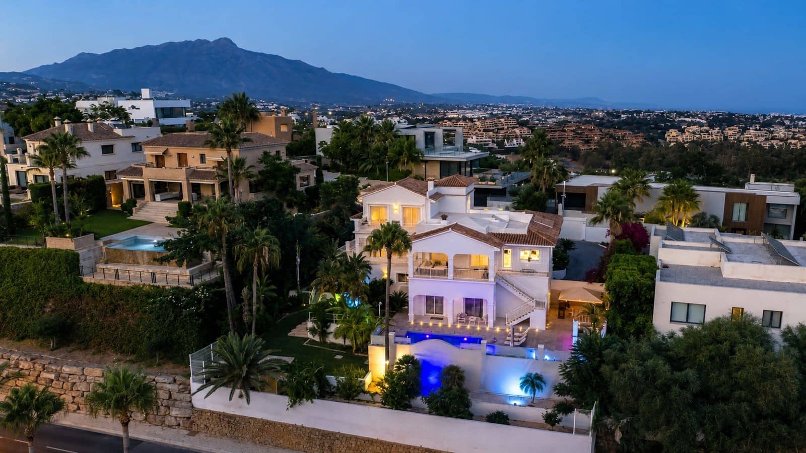 5 bedroom Villa for sale in Benahavis with pool garage - € 2,690,000 (Ref: 9873176)