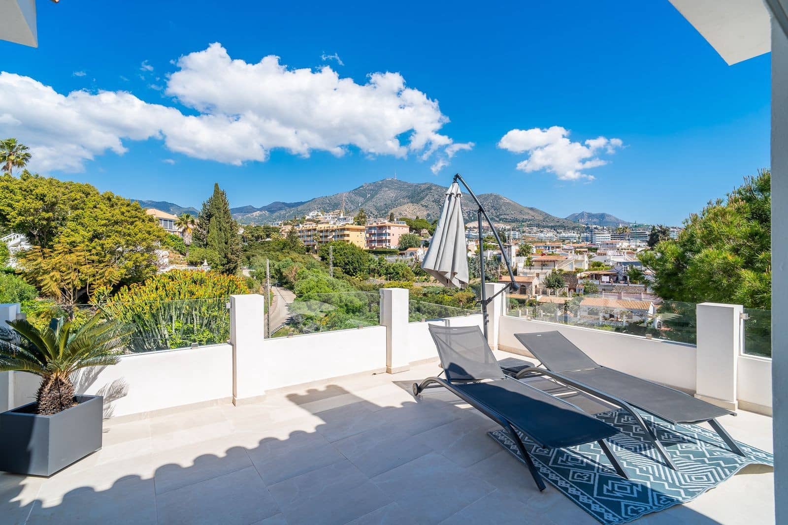 3 bedroom Villa for sale in Fuengirola with pool garage - € 1,097,000 (Ref: 9873177)