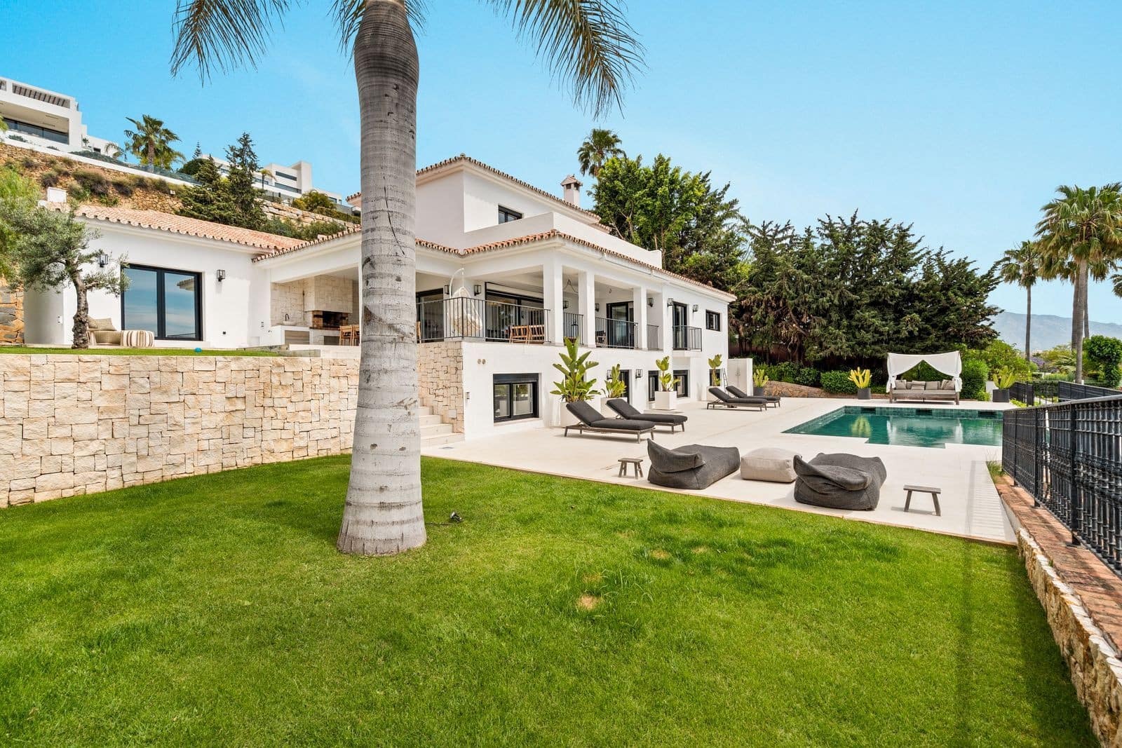 5 bedroom Villa for sale in El Paraiso with pool garage - € 4,750,000 (Ref: 9890059)