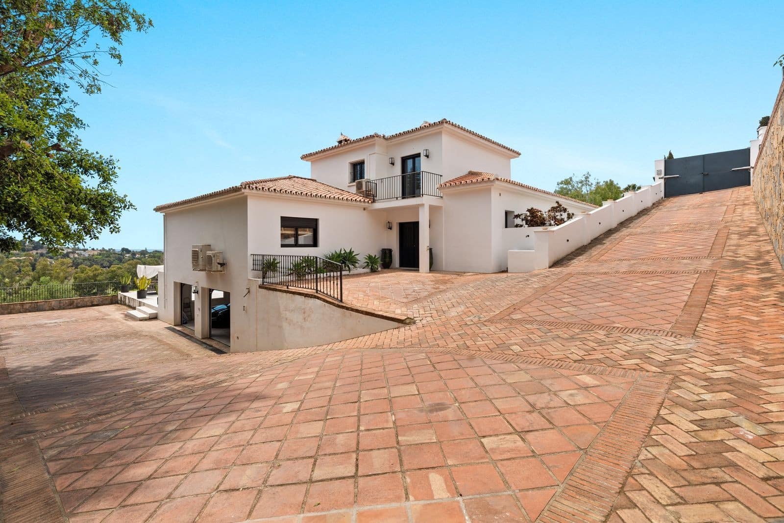 5 bedroom Villa for sale in El Paraiso with pool garage - € 4,750,000 (Ref: 9890059)
