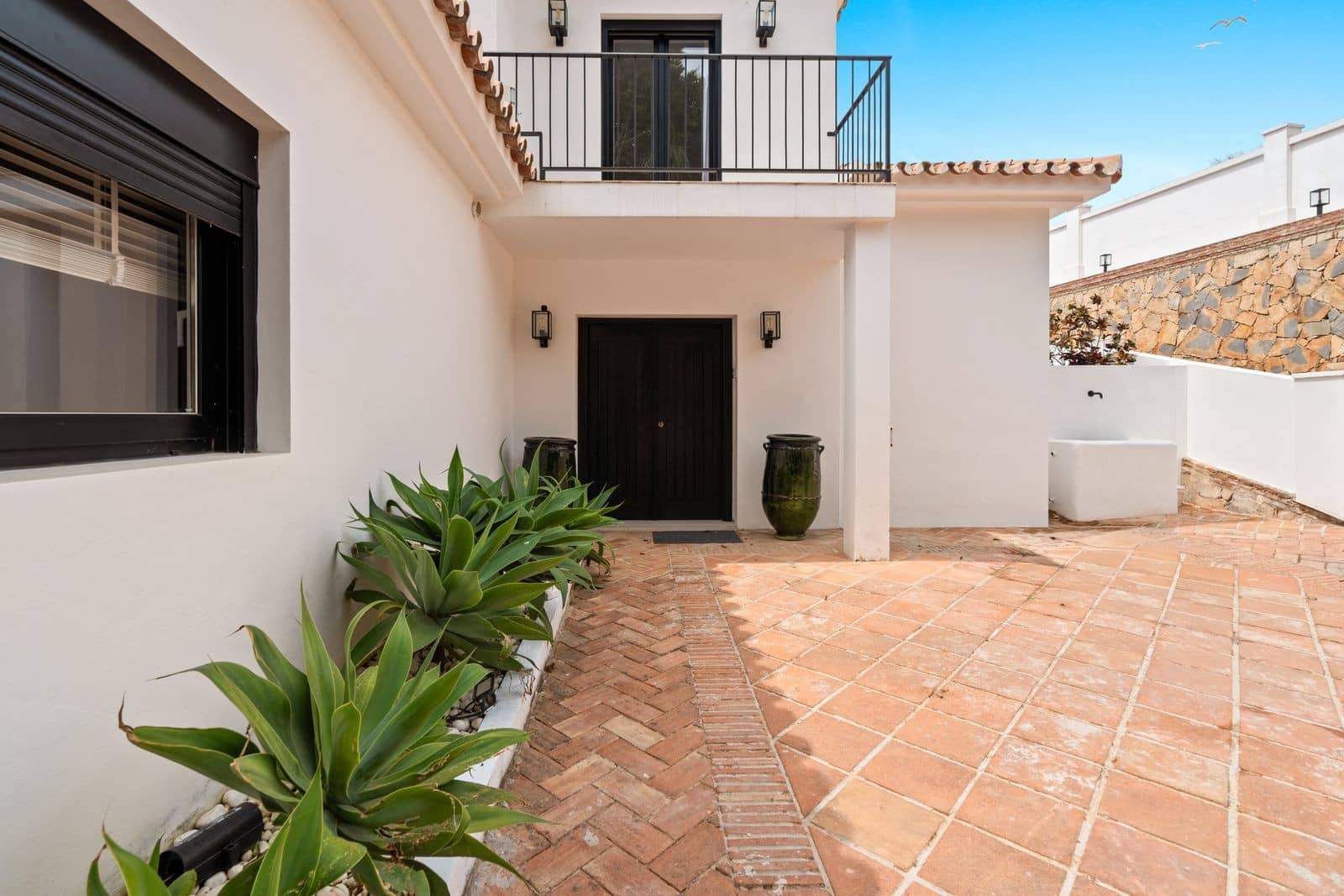 5 bedroom Villa for sale in El Paraiso with pool garage - € 4,750,000 (Ref: 9890059)