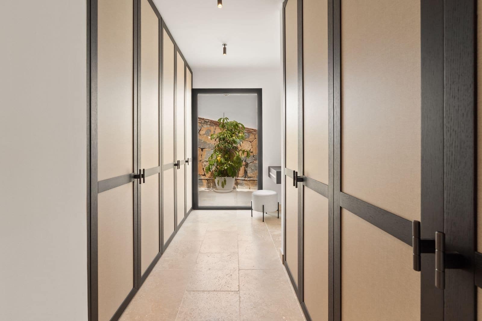 5 bedroom Villa for sale in El Paraiso with pool garage - € 4,750,000 (Ref: 9890059)