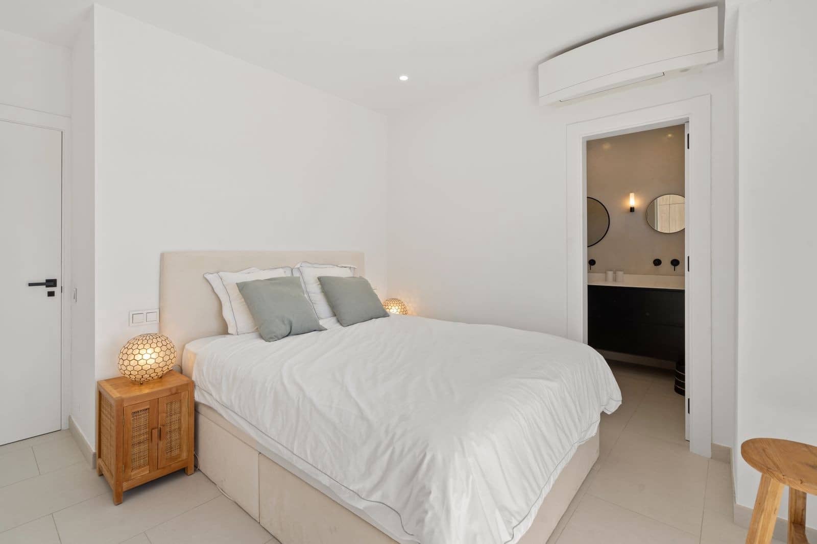 5 bedroom Villa for sale in El Paraiso with pool garage - € 4,750,000 (Ref: 9890059)