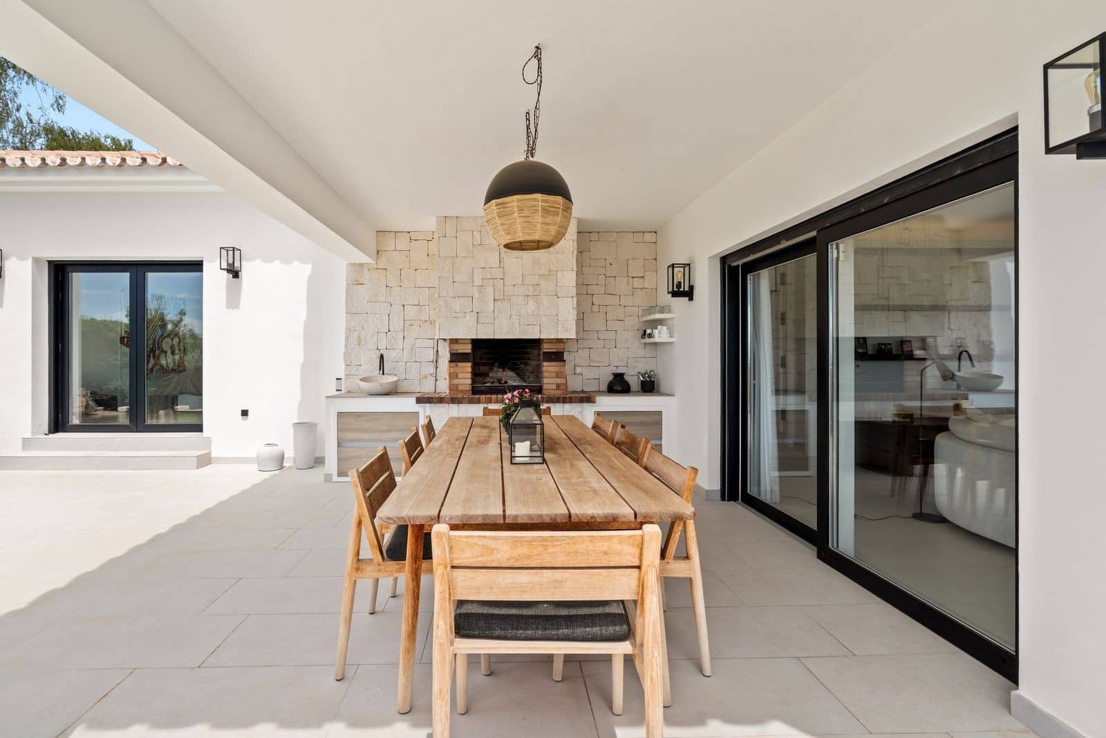 5 bedroom Villa for sale in El Paraiso with pool garage - € 4,750,000 (Ref: 9890059)