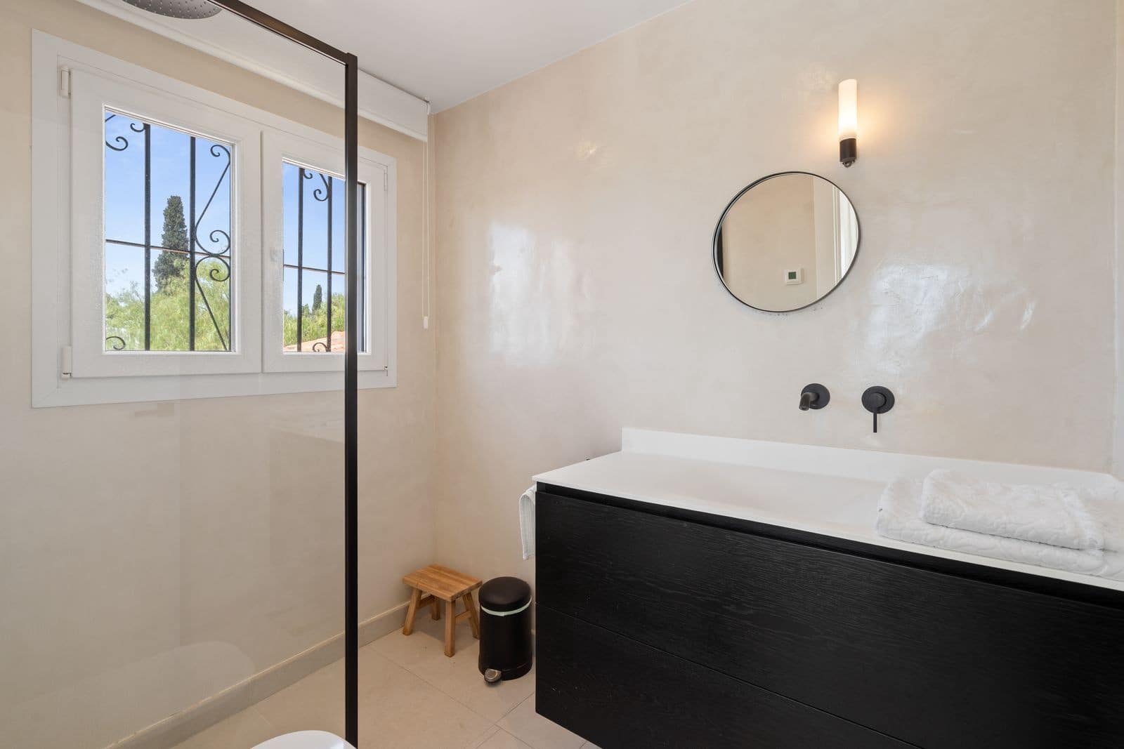 5 bedroom Villa for sale in El Paraiso with pool garage - € 4,750,000 (Ref: 9890059)