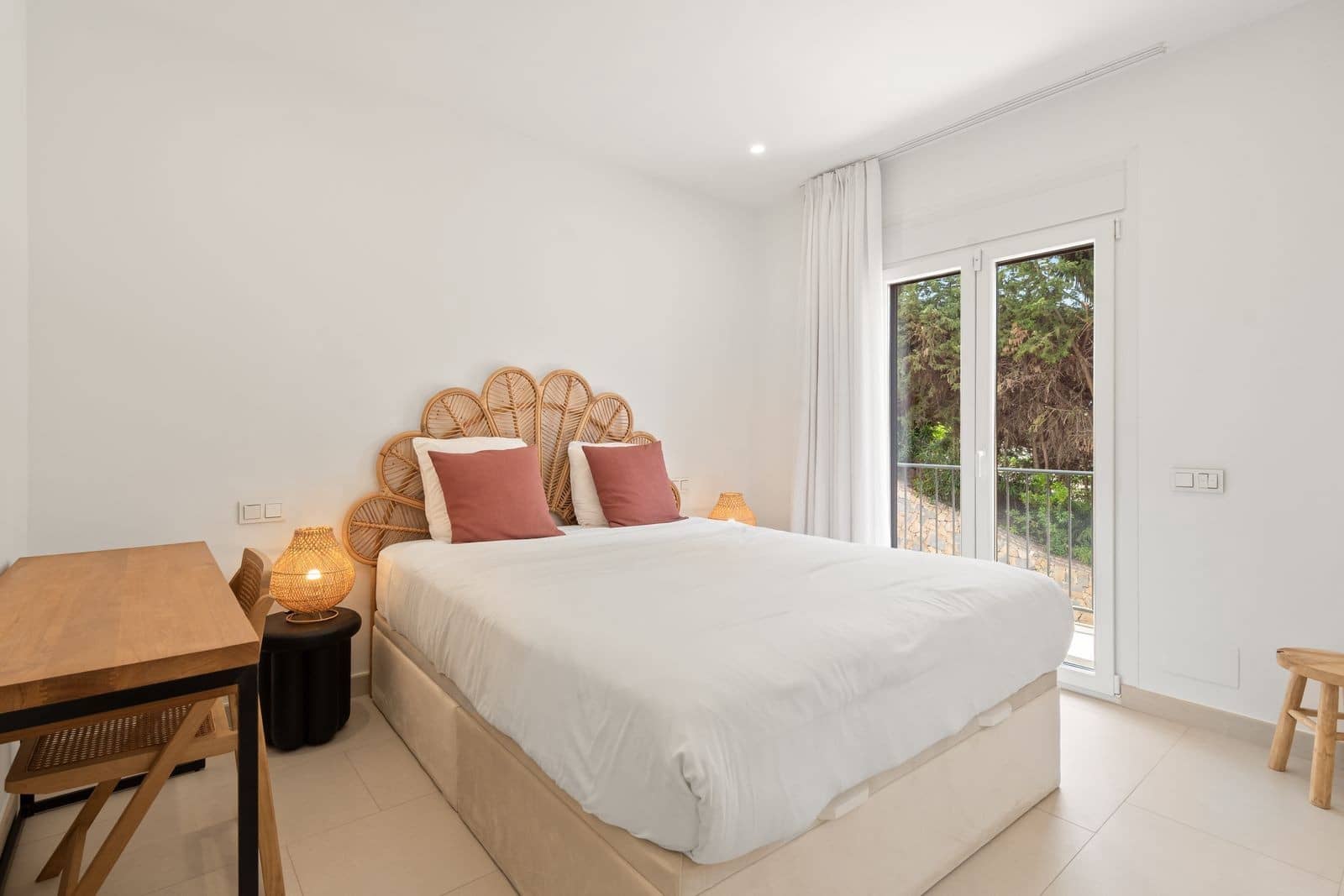 5 bedroom Villa for sale in El Paraiso with pool garage - € 4,750,000 (Ref: 9890059)