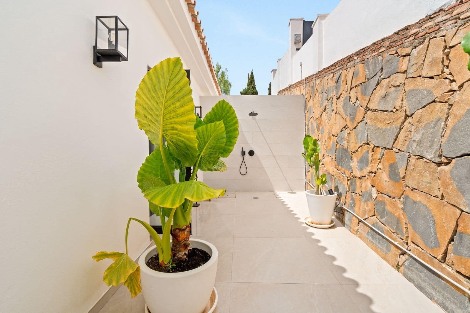 5 bedroom Villa for sale in El Paraiso with pool garage - € 4,750,000 (Ref: 9890059)