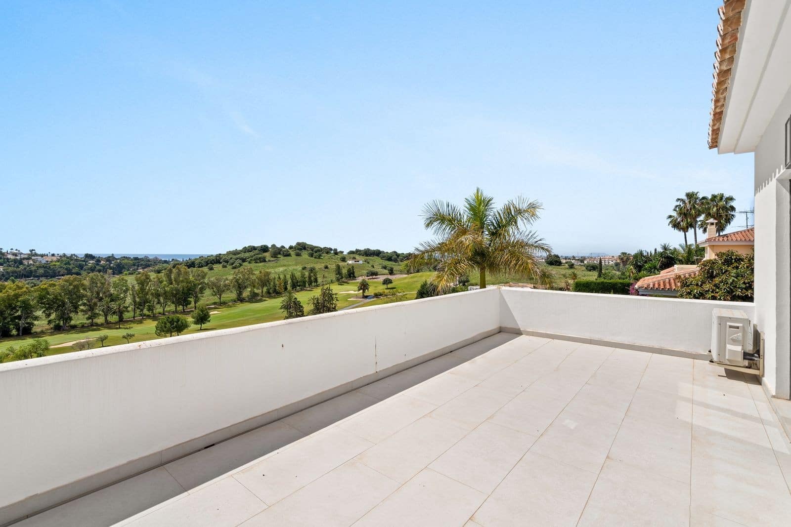 5 bedroom Villa for sale in El Paraiso with pool garage - € 4,750,000 (Ref: 9890059)