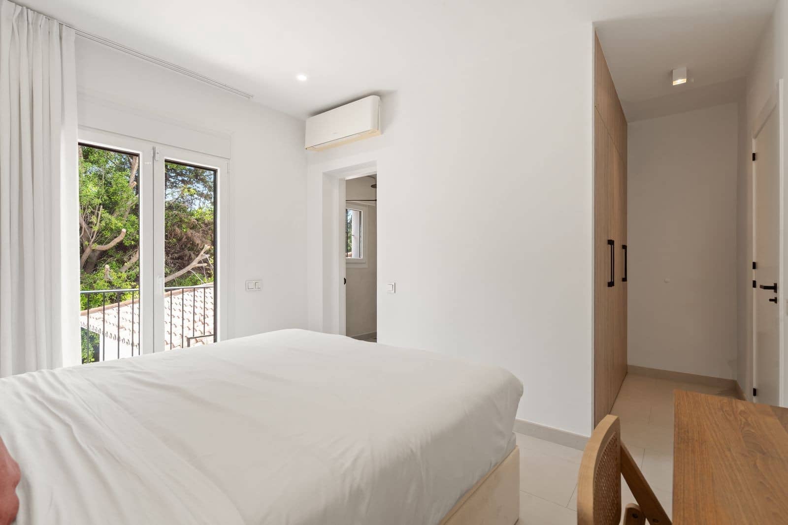 5 bedroom Villa for sale in El Paraiso with pool garage - € 4,750,000 (Ref: 9890059)