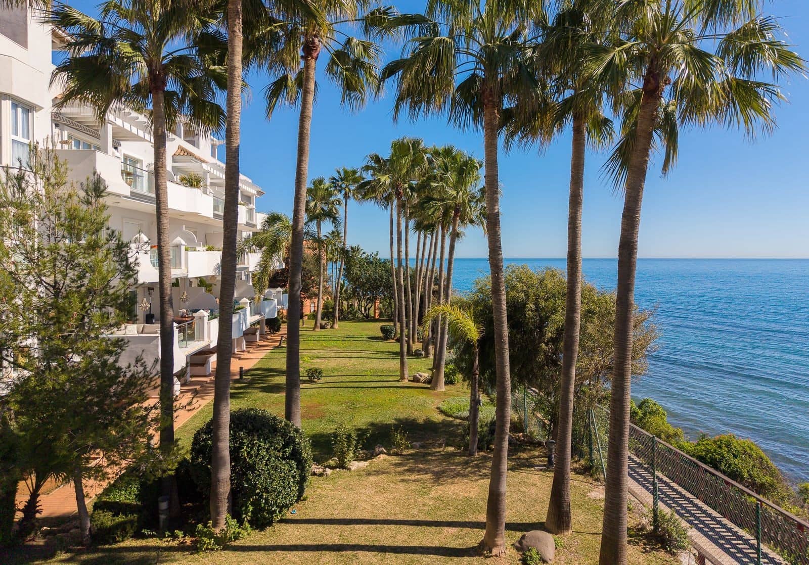 2 sovrum Takvåning till salu i Estepona - 1 300 000 € (Ref: 9890066)