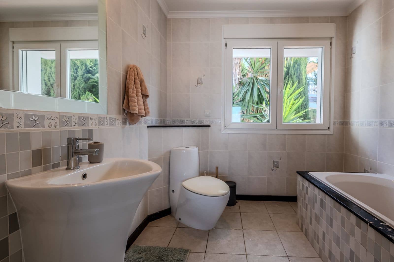 Chalet de 6 habitaciones en El Faro en venta con piscina garaje - 1.595.000 € (Ref: 9890067)